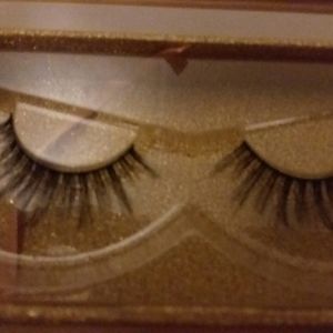 LASHAHOLIC EYELASHES